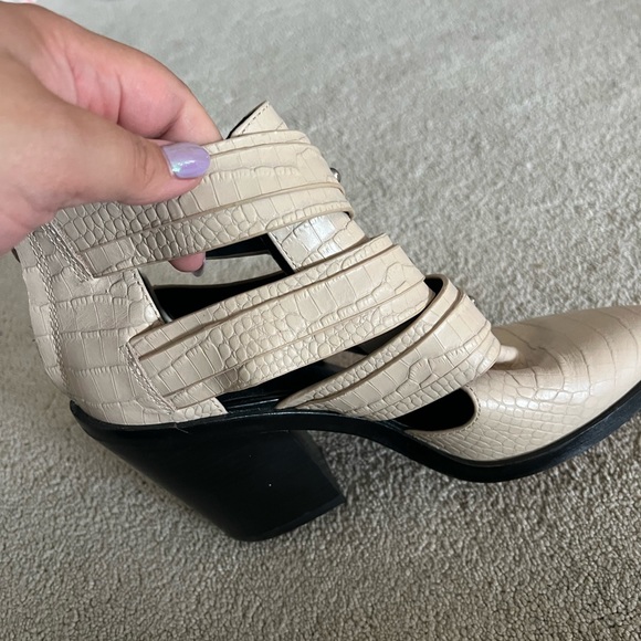 Rebecca Minkoff Women’s Seavie Buckle Strap Clay Leather Ankle Bootie size 9 EUC - Picture 6 of 11